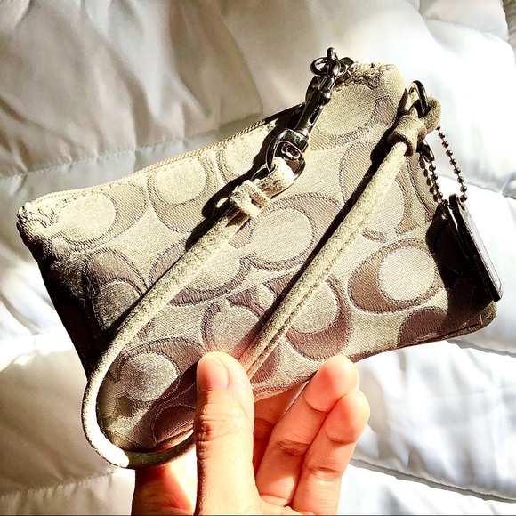 COACH⚡️Auth Signature Jacquard Poppy Wristlet - Picture 2 of 9